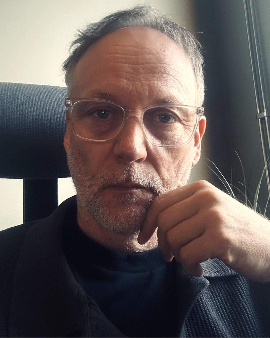 Odd Inge Johansen sitter ettertenksom med hånda under haka og ser inn i kamera