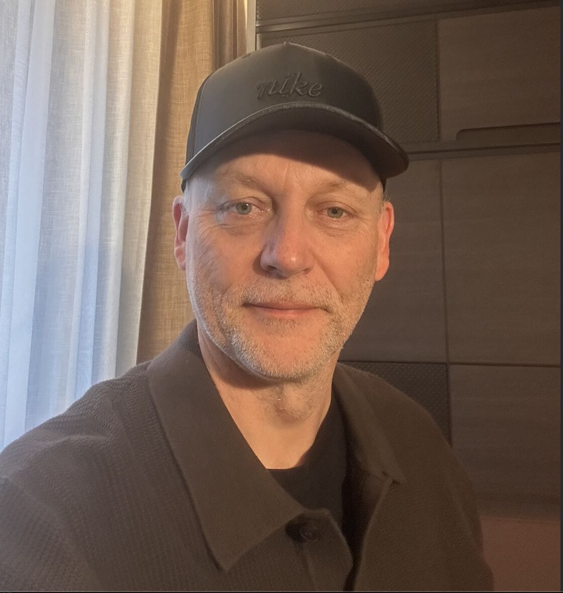 Odd Inge Johansen i svart Nike-caps på hotellrommet før et foredrag for politiet