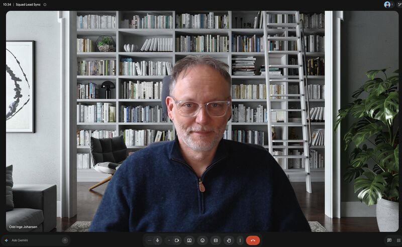 Odd Inge Johansen i et videomøte i Google Meet, med den røde knappen for å legge på nederst i bildet