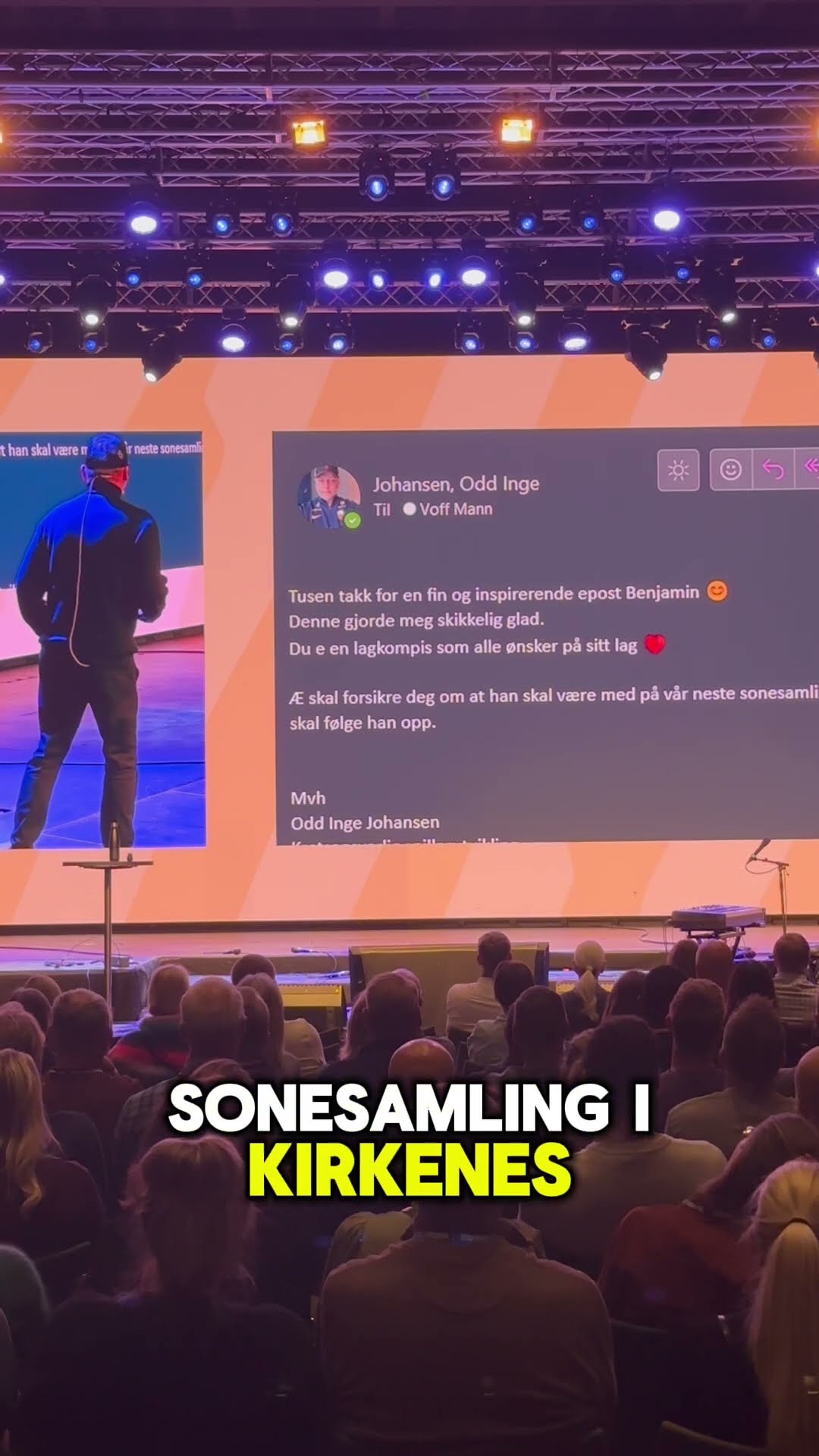 Odd Inge Johansen på scenen under sonesamling i Kirkenes